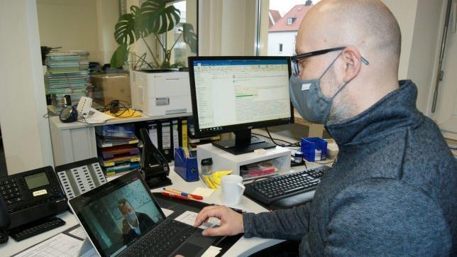 Auch Systemadministrator Sebastian Schyma kann mit Schulleiter Thomas Carl von beliebigen Standpunkten aus kommunizieren.