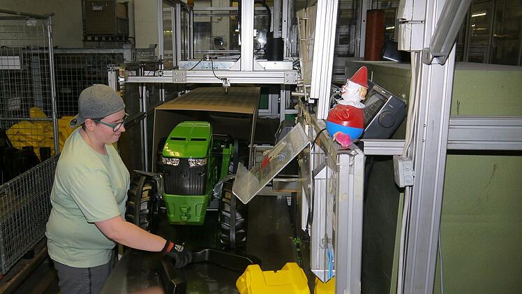 John Deere made in Neustadt: Julia Weidemann baut bei "rolly toys" originalgetreue Tret-Traktoren zusammen.