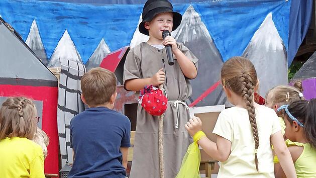 Der Wanderer (Lenz Hauck) erz&auml;hlt den Malonen von der hellen warmen Sonne.
