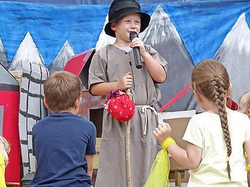 Der Wanderer (Lenz Hauck) erz&auml;hlt den Malonen von der hellen warmen Sonne.