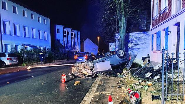 Gegen Laternenmast gekracht und &uuml;berschlagen