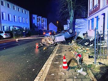 Gegen Laternenmast gekracht und &uuml;berschlagen