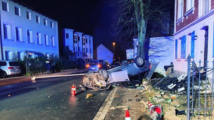 Gegen Laternenmast gekracht und &uuml;berschlagen