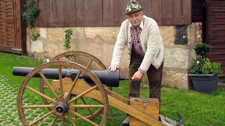 Hans Kupfer und der große Stolz der Poxdorfer Böllerschützen: die historische "Poxdorfer Kanone" Fotos: Niemann