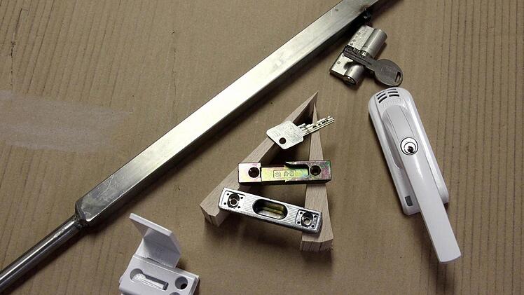 Türen können gesichert werden. Die lange Stange oben zeigt einen Teleskopriegel - eine einfache Lösung für Kellertüren, außerdem eine Fenstersicherung gegen das Aufhebeln, Schließbleche für Tür und Fenster, ein Schlüssel mit gesichertem, geschützten Profil und Abtastsperre sowie ein weißer Alarmfenstergriff. Foto: Johanna Blum