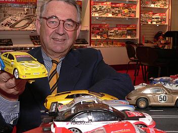 Kurt Hesse in seinem Ausstellungsraum in Nürnberg: Als er 1985 die Firma Carrera übernahm, hatte er noch keine Ahnung von Spielwaren. Heute verkauft der 70-Jährige immer noch Autorennbahnen. Foto: Matthias Litzlfelder