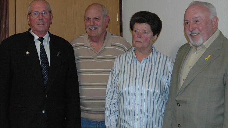 Ehrungen für jahrzehntelange Treue zum CSU-Ortsverband in Wildflecken (von links): Ottmar Bohn, Johannes Schüßler, Gerda und Adolf Kreuzpaintner.