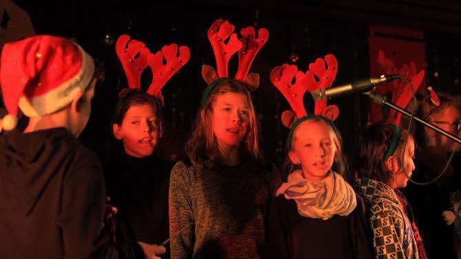 Die Klasse 5d mit "Rudolph, das kleine Rentier" Foto: Katja Nauer