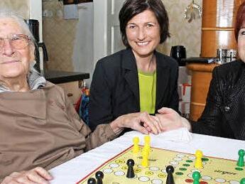 "Mensch ärgere dich nicht" spielt Johanna Reuschlein auch an ihrem Geburtstag gern. Unser Bild zeigt sie mit Stadträtin Heike Vogel (Mitte) und stellvertretender Landrätin Christina Flauder. Foto: Sonja Adam