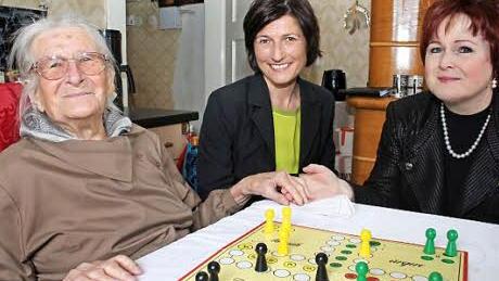 "Mensch ärgere dich nicht" spielt Johanna Reuschlein auch an ihrem Geburtstag gern. Unser Bild zeigt sie mit Stadträtin Heike Vogel (Mitte) und stellvertretender Landrätin Christina Flauder. Foto: Sonja Adam