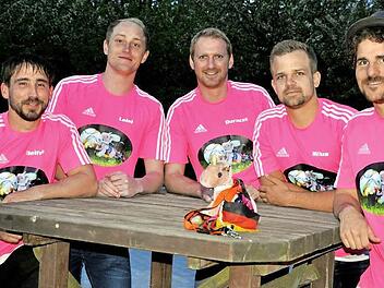 "Paul der Gaul" - eigentlich ein Einhorn - umringt von fünf seiner zwölf Patenonkel in ihren pinkfarbenen T-Shirts (von links): Benedikt Weißmeier, Matthias Leisgang, Udo Freund, Daniel Rille und "der geistige Vater" Lutz Reinhold  Foto: Leo Hühnlein