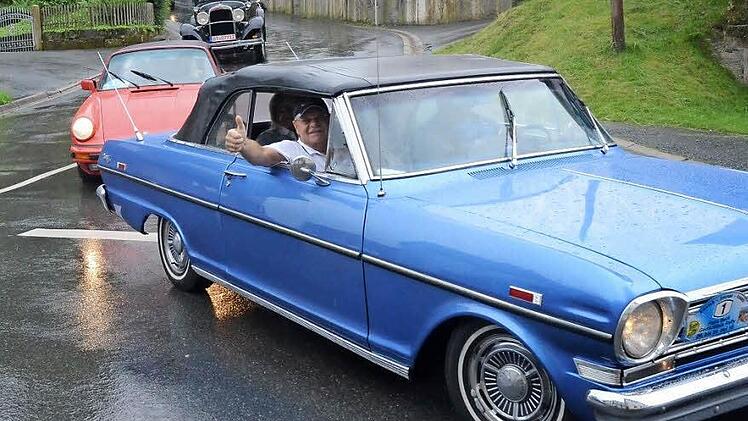 Trotz des miesen Wetters zeigte Bürgermeister Wolfgang Beiergrößlein aus dem Chevy Nova Cabrio Baujahr 1962 von Oldtimerclub Vorsitzenden Gerhard Moser den Daumen hoch bei der Rundfahrt. Das Dach musste wegen Regens geschlossen werden. Foto: Karl-Heinz Hofmann