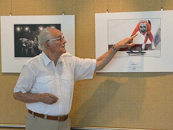 Horst Kreutz vor einem Bild der Ausstellung. Foto: Björn Hein