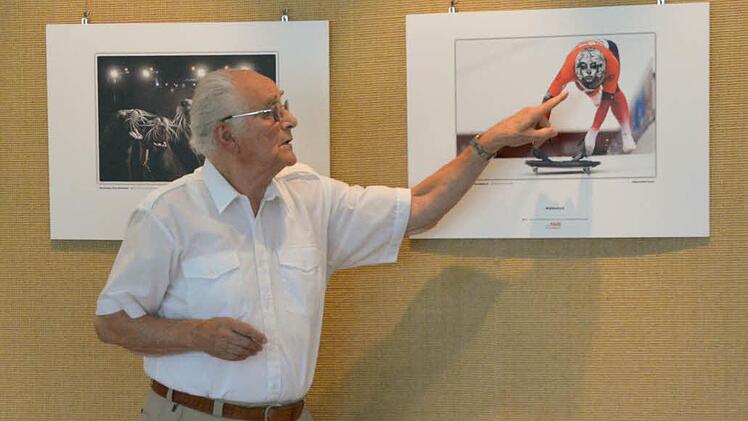 Horst Kreutz vor einem Bild der Ausstellung. Foto: Björn Hein