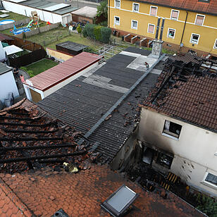Hocher Schaden bei Brand in zwei Doppelhaushälften in Roth