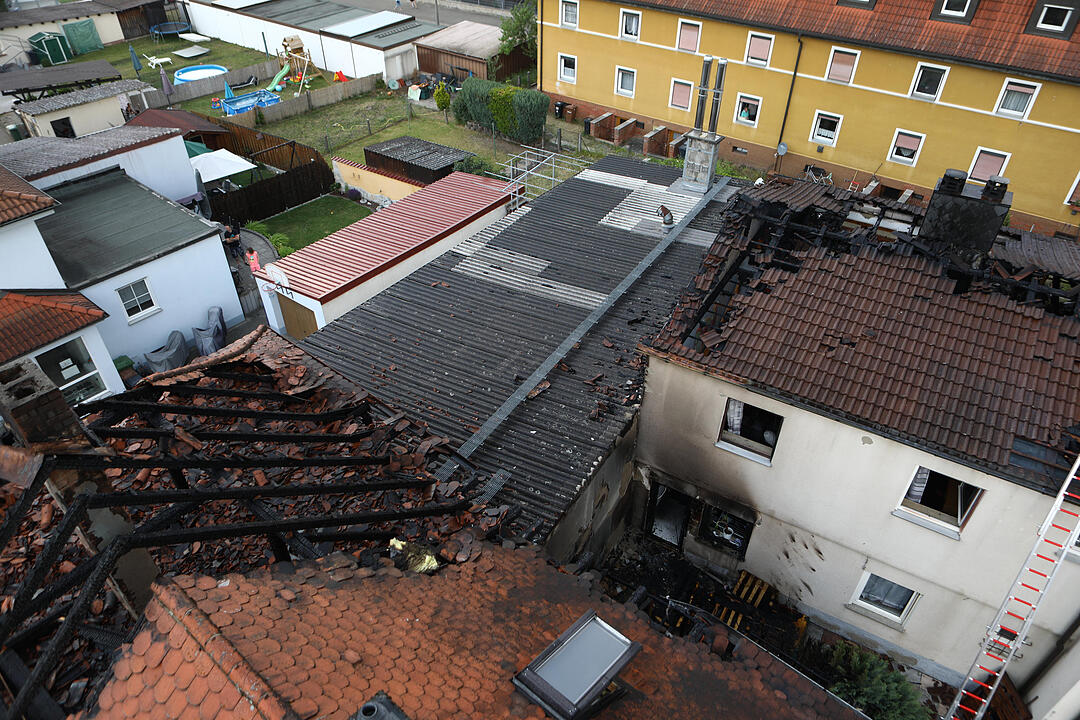 Hocher Schaden bei Brand in zwei Doppelhaushälften in Roth