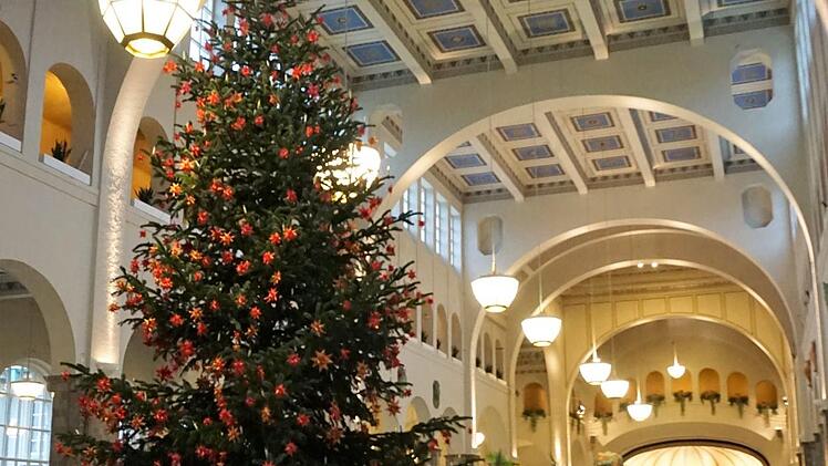 Der Weihnachtsbaum in der Wandelhalle ist schon gerichtet.  Foto: Daniel Scheublien
