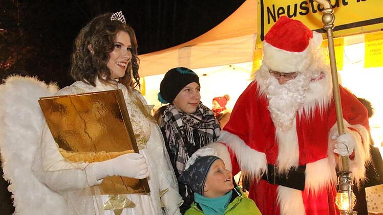 Der Nikolaus mischte auch in die Menge und suchte das Gespräch. Foto: Michael Stelzner