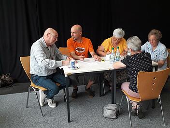 Beim "Wörgshob" im Deutschordensschloss.  Nach drei Stunden vergnüglicher Arbeit, die anfängliche Anspannung war mehr zu einem Geschnatter und Gefeilsche um Aussprache und Deutung gewichen, fanden sich acht sehr lustige Beiträge.