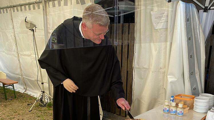 Br. Christian Rentsch schneidet seine Festtagstorte an. Foto: Christine Neely