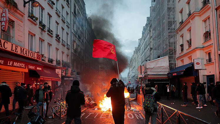 Sch&uuml;sse in Paris - mehrere Tote