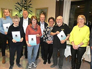 Bürgermeister, Vereinsvorsitzende und die geehrten Mitglieder freuen sich über die Auszeichnungen: (v. l.) Herbert Opel, Susanne Ganzleben, Dora Mattes, Bürgermeister Gerhard Schneider, Margitta Puchtler, Heinz Fischer, Vorsitzende Inge Tischer, M...