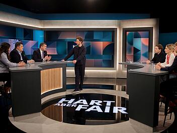 Louis Klamroth (Mitte) diskutierte mit seinen G&auml;sten zum Thema: "Kein Aufschwung, Jobs in Gefahr: Wer muss jetzt mehr leisten?"