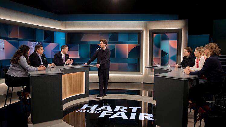 Louis Klamroth (Mitte) diskutierte mit seinen G&auml;sten zum Thema: "Kein Aufschwung, Jobs in Gefahr: Wer muss jetzt mehr leisten?"