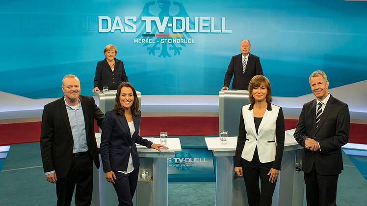 Drei seri&ouml;se Polit-Journalisten und ein TV-Entertainer versammelten sich 2013 zum TV-Duell der Kanzlerkandidaten Angela Merkel und Peer Steinbr&uuml;ck: Anne Will (vorne, zweite von links), Maybrit Illner (vorne, zweite von rechts) und Peter Kloeppel (vorne rechts) und Stefan Raab (links)!
