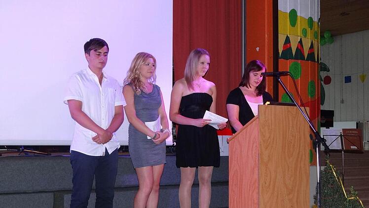 Marko Hofmann, Diana Ponomarew, Jördis Göttel und Sophia Heusinger bedankten sich in ihrer Abschlussrede bei Lehrern und Eltern für die stete Unterstützung und Begleitung.