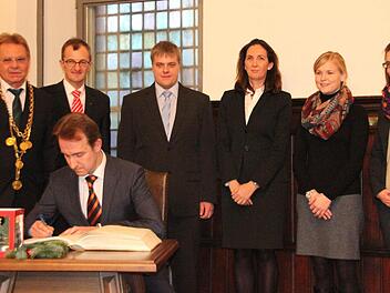 Den Zeuß-Preis verliehen Bürgermeister Wolfgang Beiergrößlein (links) und Harry Weiß, Vorstandsmitglied der Sparkasse Kulmbach-Kronach (Zweiter von links) an (von links): Robert Wachter, Daniel Schneider, Ilona Wachter, Lisa Kastner und Laura Körner. Foto: Corinna Igler