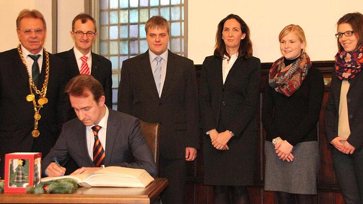 Den Zeuß-Preis verliehen Bürgermeister Wolfgang Beiergrößlein (links) und Harry Weiß, Vorstandsmitglied der Sparkasse Kulmbach-Kronach (Zweiter von links) an (von links): Robert Wachter, Daniel Schneider, Ilona Wachter, Lisa Kastner und Laura Körner. Foto: Corinna Igler