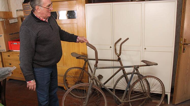 Raritäten auf Rädern: Auf diesen Sportgeräten haben schon die Radballweltmeister von 1954, Willi und Rudi Pensel aus Kulmbach, trainiert. Foto: Matthias Beetz