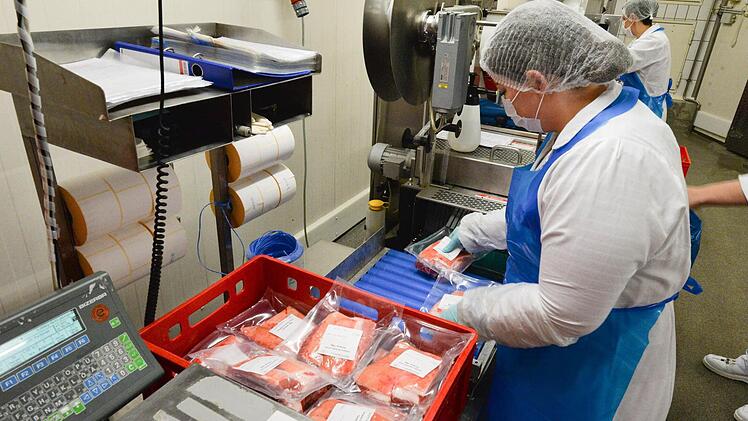 Die Schäuferla werden luftdicht verpackt... Foto: Ronald Rinklef