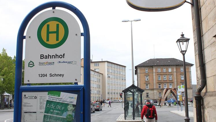 Der Lichtenfelser Bahnhof als zentraler Verknüpfungspunkt im ÖPNV. Bahn- und Busfahrplan werden aufeinander abgestimmt.
