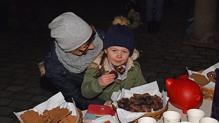 Nach der Feier zur Eröffnung des "Begehbaren Adventskalenders" des ökumenischen Vereins Bibelwelten wurden alle Gäste von der Stadt Haßfurt mit Glühwein, Kinderpunsch und Keksen bewirtet. Im Bild die kleine Aurora, die sich einen Schokoladenkeks schmecken lässt.Ulrike Langer