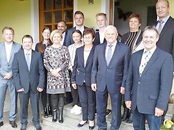 Das Jubelpaar Josef und Mathilde Angles (Mitte) mit Familie sowie Bürgermeister Gerhard Wunder und Marco Kotschenreuther von der Sparkasse (beide rechts)  Foto: Ewald Rehm