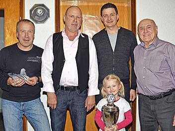 Der Brieftaubenzuchtverein "Mainsegler" Haßfurt ehrte seine Meister 2018. Unser Bild zeigt (von links) den Vereinsmeister Norbert Schuhmann, den Zweitplatzierten Uwe Reich, den Dritten Jens Heusinger mit Tochter Paulina und den Vorsitzenden Karl Dippold.  Foto: Ulrike Langer