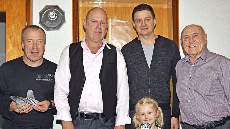 Der Brieftaubenzuchtverein "Mainsegler" Haßfurt ehrte seine Meister 2018. Unser Bild zeigt (von links) den Vereinsmeister Norbert Schuhmann, den Zweitplatzierten Uwe Reich, den Dritten Jens Heusinger mit Tochter Paulina und den Vorsitzenden Karl Dippold.  Foto: Ulrike Langer