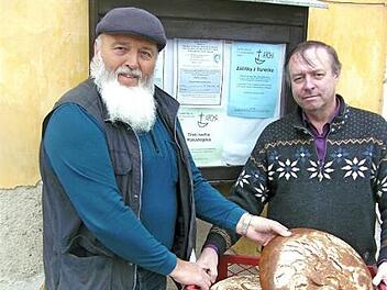 Hermann Proksch (l.) hatte Pfarrer Pavel Simak unter anderem Brot aus H&ouml;chstadt mitgebracht. Foto: Leonhard Thomann