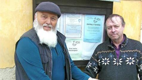 Hermann Proksch (l.) hatte Pfarrer Pavel Simak unter anderem Brot aus H&ouml;chstadt mitgebracht. Foto: Leonhard Thomann