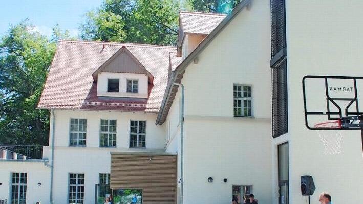 In strahlender Sommersonne fand die Einweihungsfeier f&uuml;r das Erlebnisp&auml;dagogische Kompetenzzentrum Wolfsschlucht statt. Am Rednerpult Emil Hartmann  Foto: Pressestelle/Steffen Sch&uuml;tzwohl