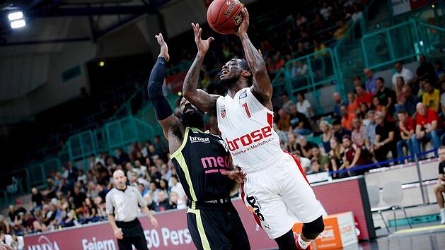 Sowohl der Bamberg Paris Lee (rechts) als auch der Bayreuther Lucky Jones - hier ein Duell aus dem Vorbereitungsturnier - wissen noch nicht, was es hei&szlig;t, um Bundesliga-Punkte im Derby in der hitzigen Oberfrankenhalle zu spielen.  Foto: Daniel L&ouml;b