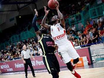 Sowohl der Bamberg Paris Lee (rechts) als auch der Bayreuther Lucky Jones - hier ein Duell aus dem Vorbereitungsturnier - wissen noch nicht, was es heißt, um Bundesliga-Punkte im Derby in der hitzigen Oberfrankenhalle zu spielen.  Foto: Daniel Löb
