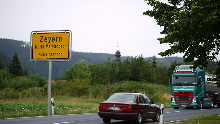 Noch fließt der Verkehr durch den Zeyerner Ortskern. Pro Tag sind es etwas mehr als 10 000 Fahrzeuge, wie die Straßenverkehrszählung im Jahr 2015 ergab. Rund 1200 dieser Fahrzeuge zählen zum Schwerlastverkehr. Für 2020 wurden steigende Verkehrszahlen prognostiziert. Foto: Rebecca Vogt