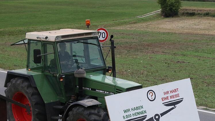 Auf ihre Forderungen machten die Landwirte aus den Landkreisen Coburg, Lichtenfels, Bamberg und Haßfurt bei einer Rundfahrt mit über 40 Traktoren aufmerksam. Foto: Michael Stelzner