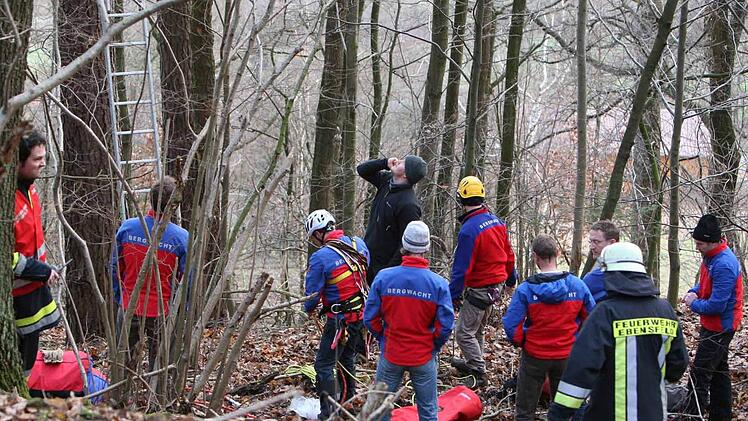 Vom Boden aus verfolgen die Kollegen von der Bergwacht und der Feuerwehr die Rettungsaktion mit.