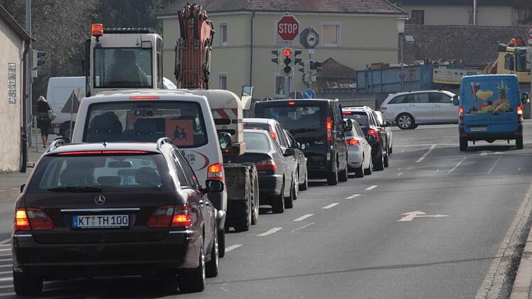 Ein gewohntes Bild in der Siegfried-Wilke-Straße: Linksabbieger warten auf freie Fahrt. Foto: G. Bauer