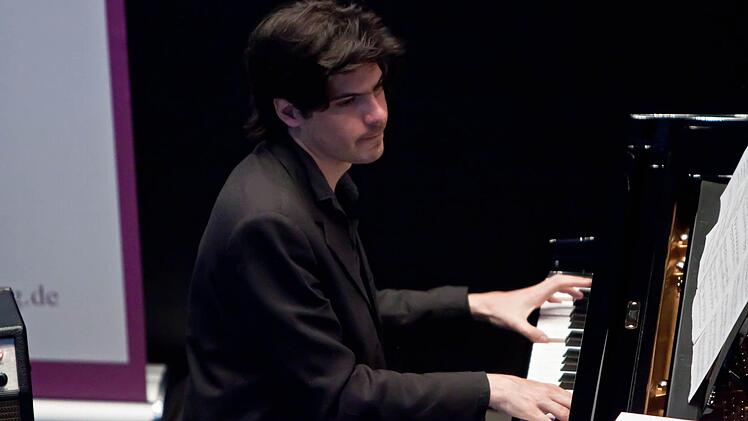 Am Flügel: Pablo Woizinski