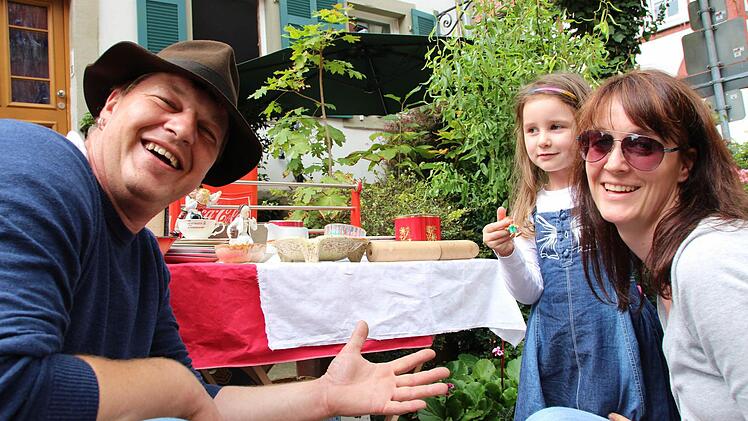 Trödelmarkt-Chef Peter Braun (links) ist mit dem Geschäft zufrieden.